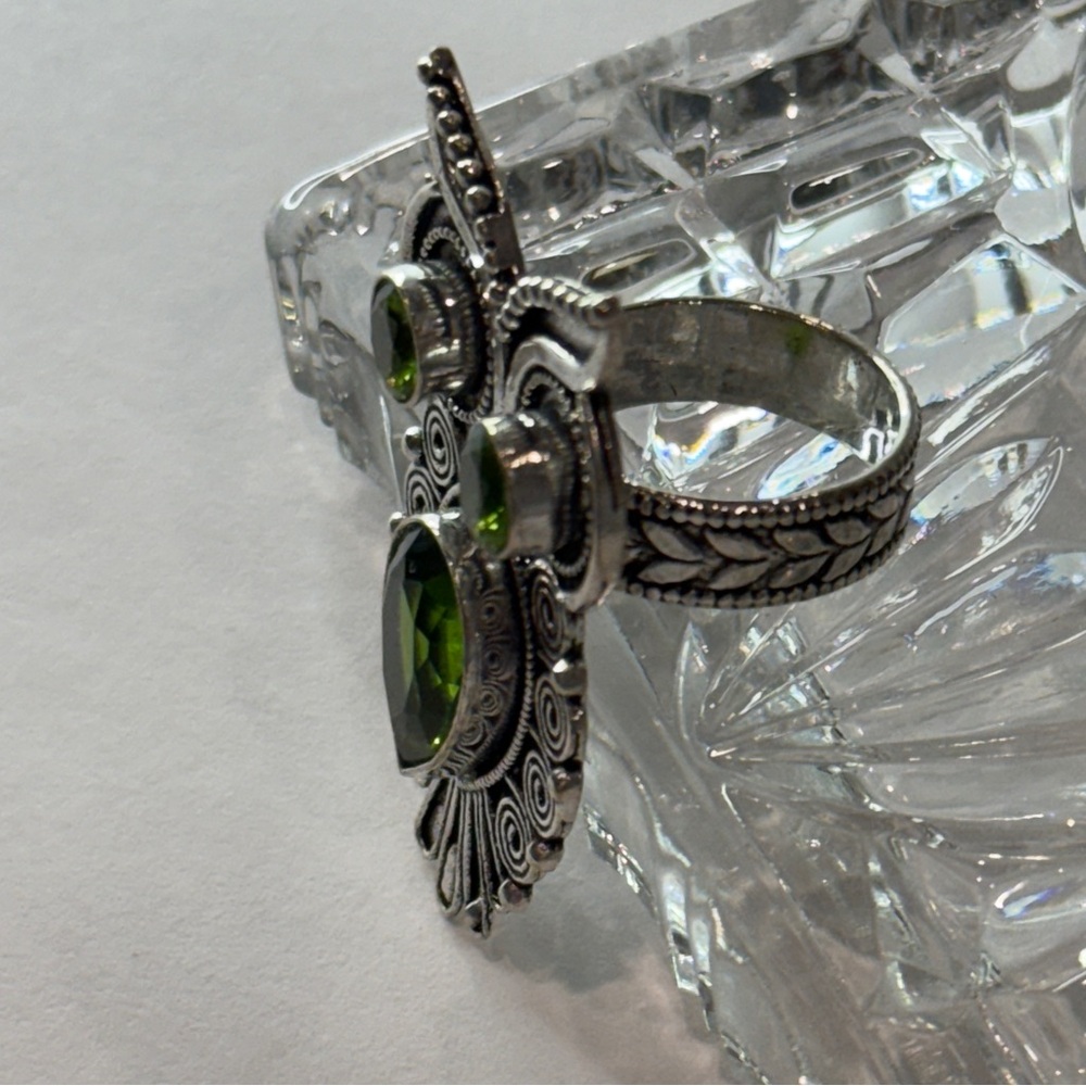 🆕 “Wise Glow: Artisan Peridot Owl Ring in Sterling Silver” Size 7 🆕 - Picture 11 of 16